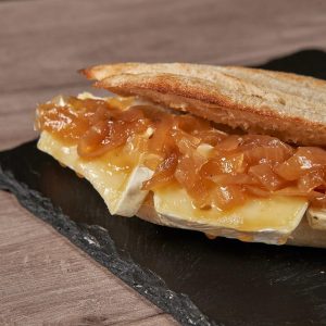 Panino Brie y cebolla caramelizada