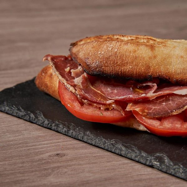 Panino Jamóne serrano y tomate