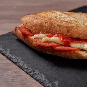 Panino Pepperoni mozzarella y salsa brava