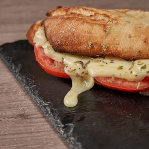 Panino Tomate mozzarella y orégano