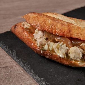 Panino pollo y cebolla caramelizada