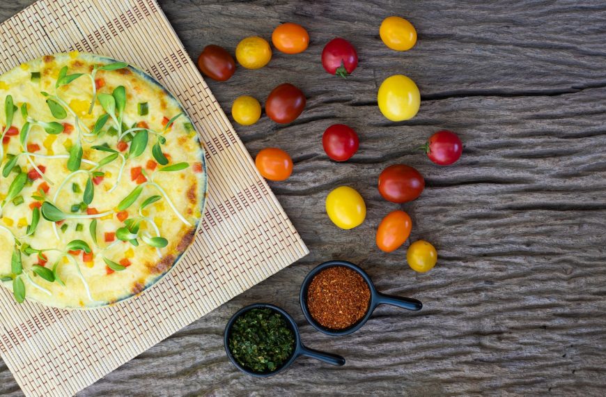Hvit pizza med smakssammensetninger i vegansk stil
