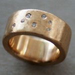 14 kt. kraftig ring. 7 brillanter i alt 0.10 ct. Vægt 19 gr. Pris 23.000 kr. Des. nr. 64