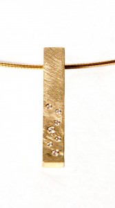 Guldvedhæng 14 kt. Brillanter to stk. o,o2 ct. og fem stk 0.01 ct. tw. vvs Pris 8500,- kr. Des. nr. 116