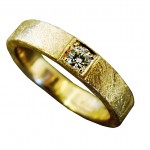 Guldring 14 kt. frostet overflade med 0,11 ct. tw vvs. Vægt 6.2 gr. Pris 8.500 kr. Des. nr. 127