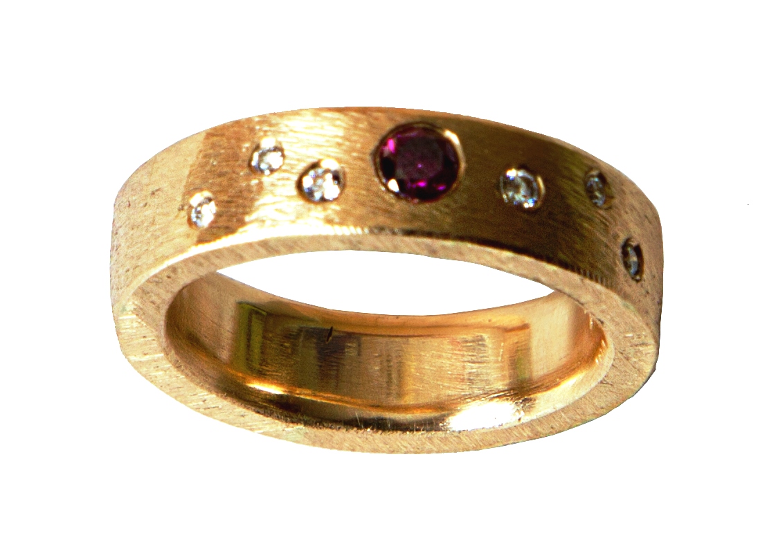 Kraftig guldring med en 0,14 purple pink, to stk 0.02 og fire stk. 0,01 tw vvs brillant. Pris 21.000 kr. Dess. nr. 138