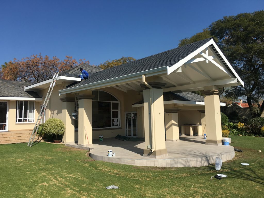 The floating roof extending on steel beams suported by ornate columns to detail