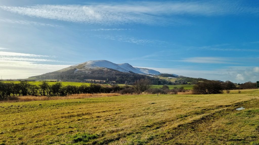 We want to guide you through the best things to do in Scotland and one of them is to take a drive through the North Coast 500. You will get to see so many beautiful scenes such as hills & munros (without the effort of walking them). 