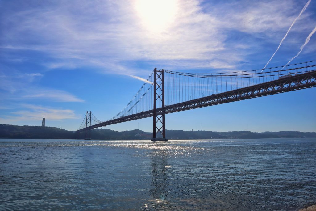 Ponte 25 de Abril bridge that resembles the bridge in San Francisco
