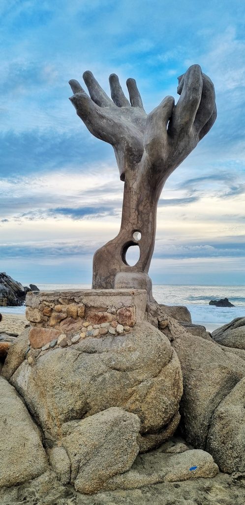 Whilst Puerto Escondido isn't a favourite spot of ours there are still so many beautiful things to see. In particular this gorgeous statue of hand open towards the sky.