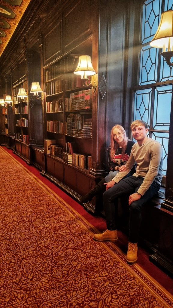 Amy & Liam posing at one of the filming scenes from Gossip Girl.