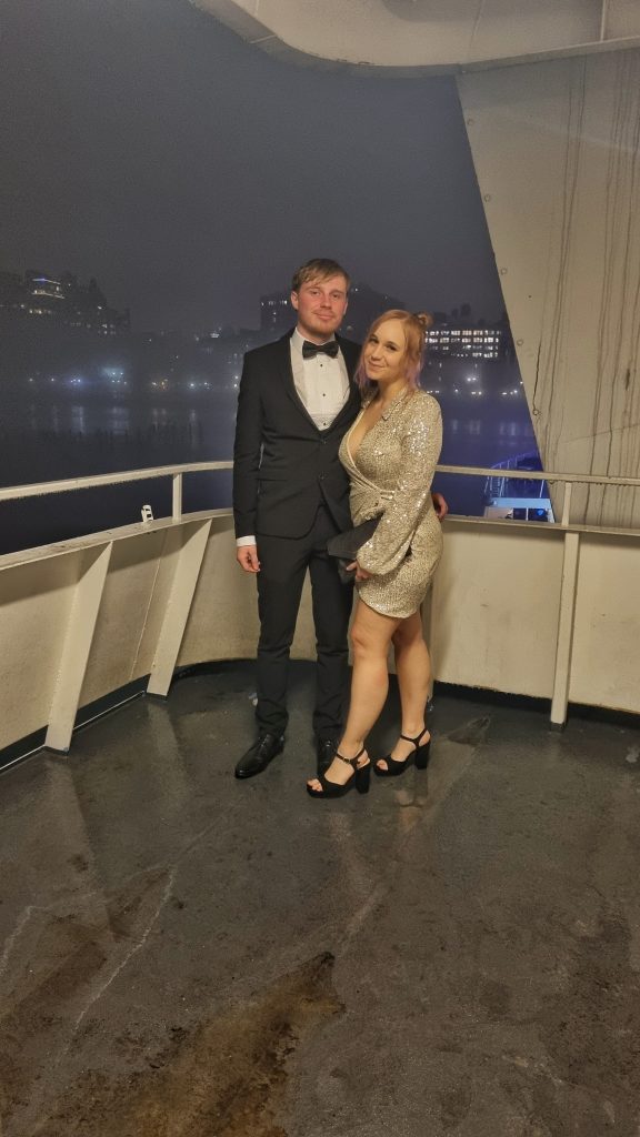 Amy & Liam (Plain2Plane) enjoying their NYE in New York cruising down the Hudson river. In their opinion, this is the best party that you can join in the city.