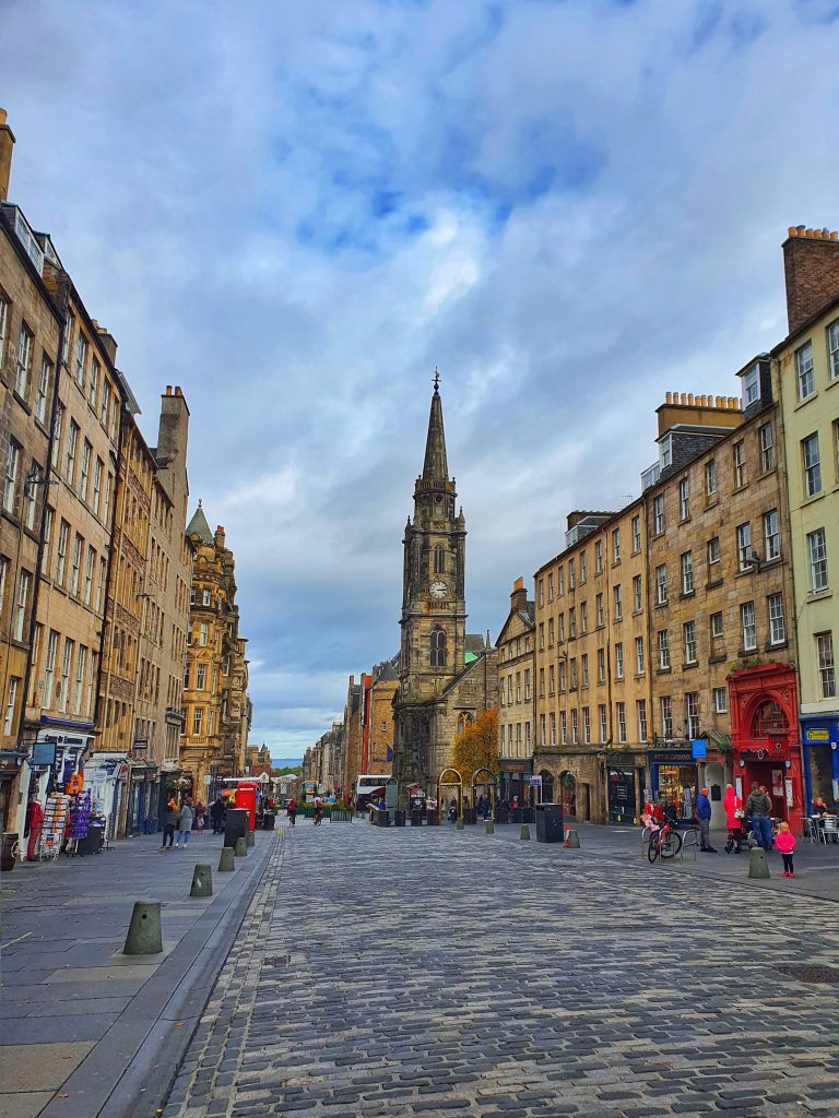 One of the beautiful cobble streets in Edinburgh.