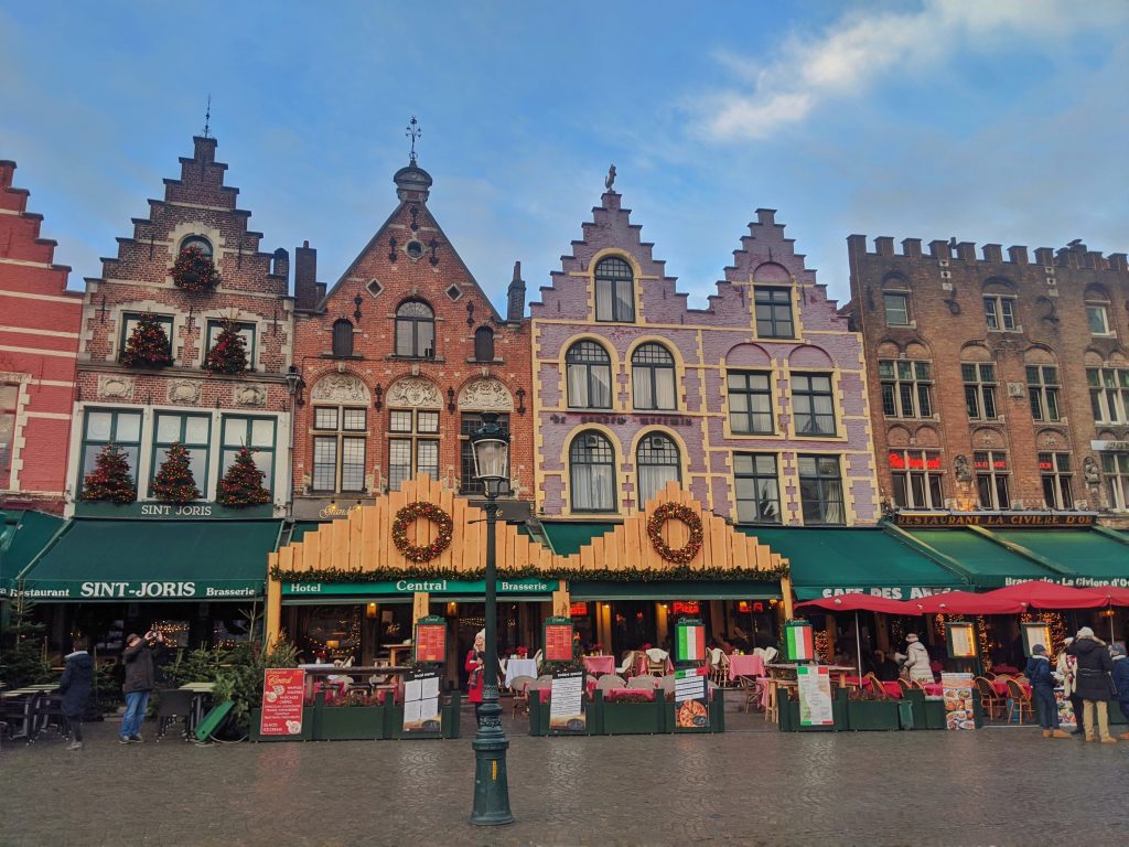 Restaurants in Bruges with vibrant colours.