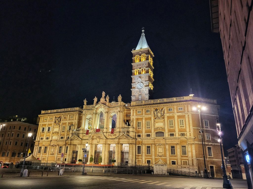 The beautiful Basilica de Santa Maria Maggiore lit up at night.