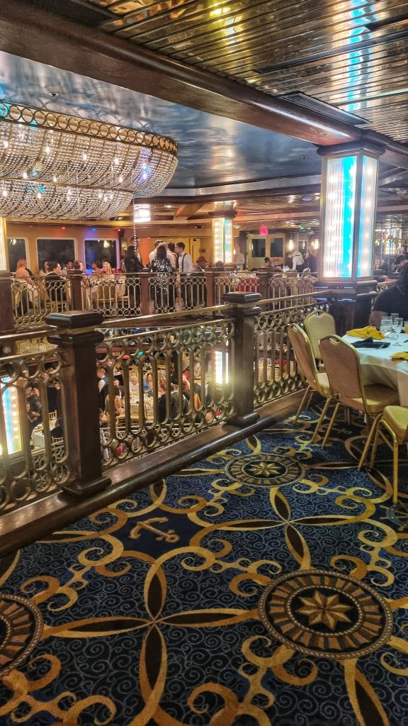 Cruising on the Hudson is one of our favourite things to do in New York. We got to enjoy cruising on the most beautiful boat in Great Gatsby themed attire for New Year's Eve.