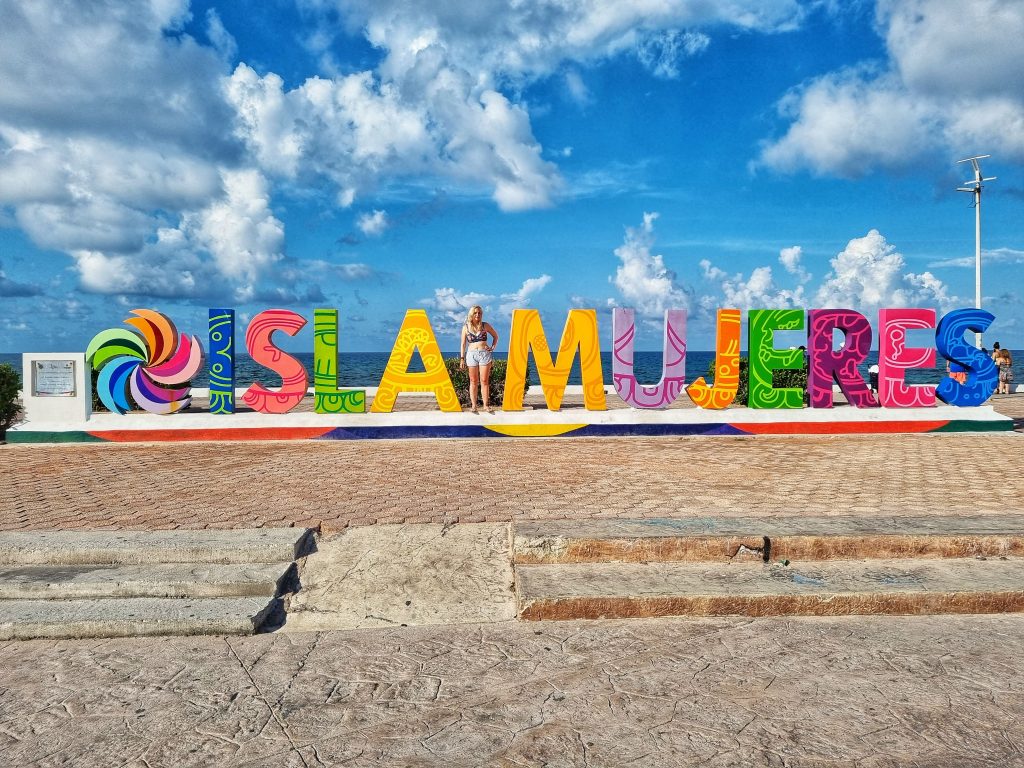 Amy posing in the middle of the Isla Mujeres sign.