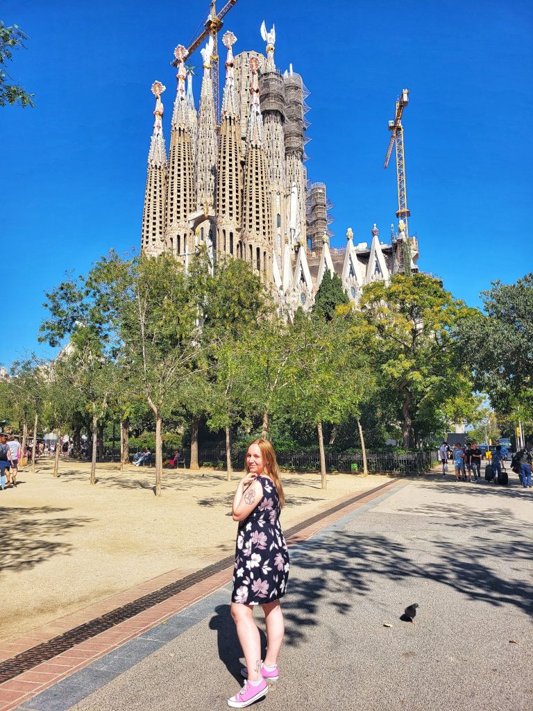 Amy standing in front of the Sagrada Familia