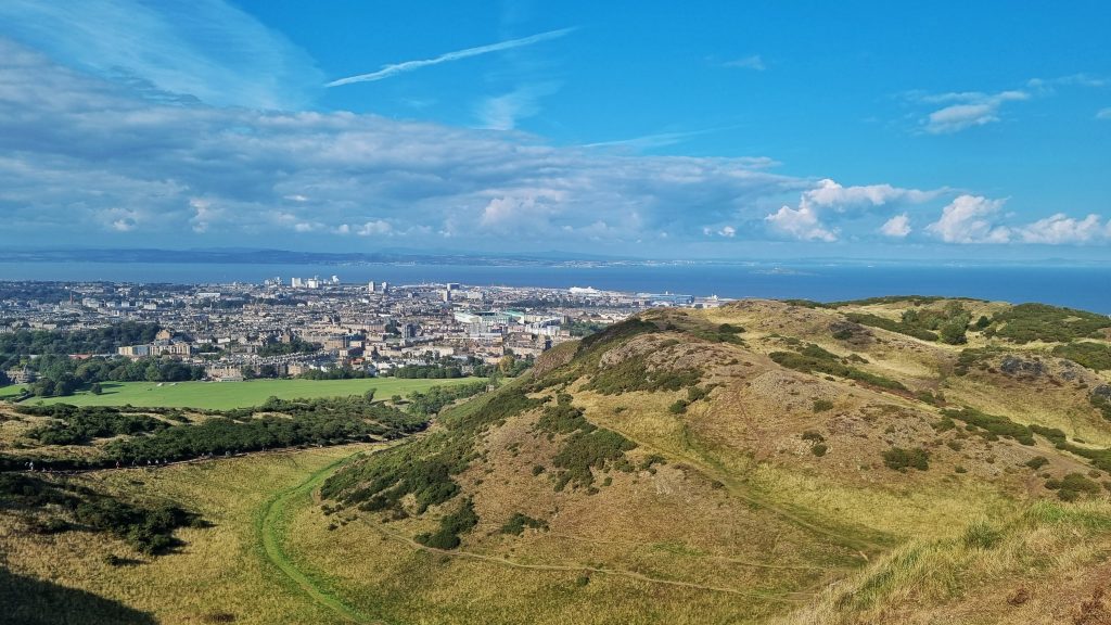 View after walking Arthur's Seat that show Edinburgh city.