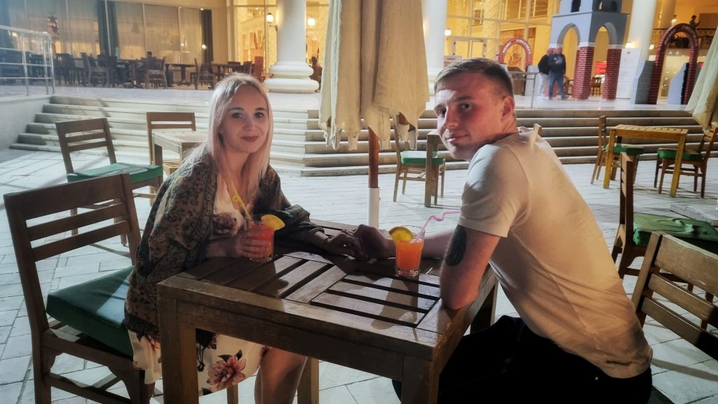 Amy and Liam enjoying some drinks at Labranda Royal Makadi. One of the best Hurghada tips is to ensure that you know your alcohol limits.