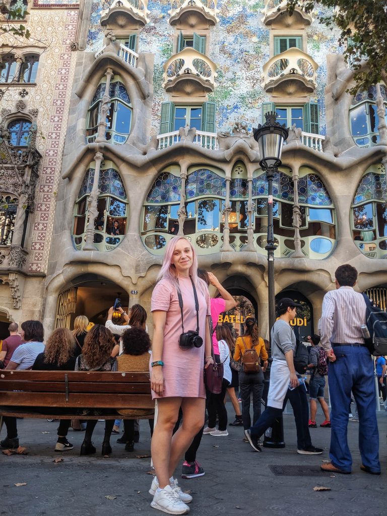 Amy standing in front of Casa Batllo