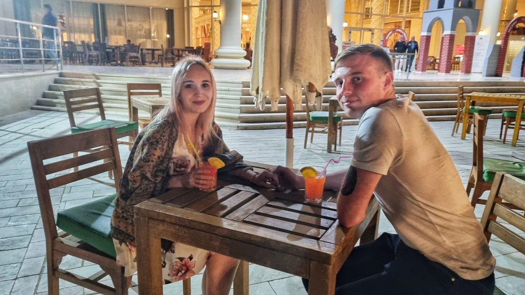 Amy & Liam enjoying cocktails in their all-inclusive resort in Hurghada.