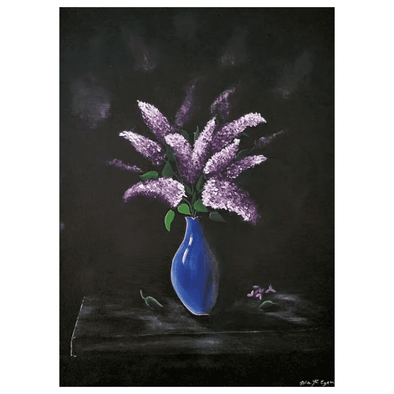 Tavla med mörk bakgrund och motiv av lila blommor i en vas,