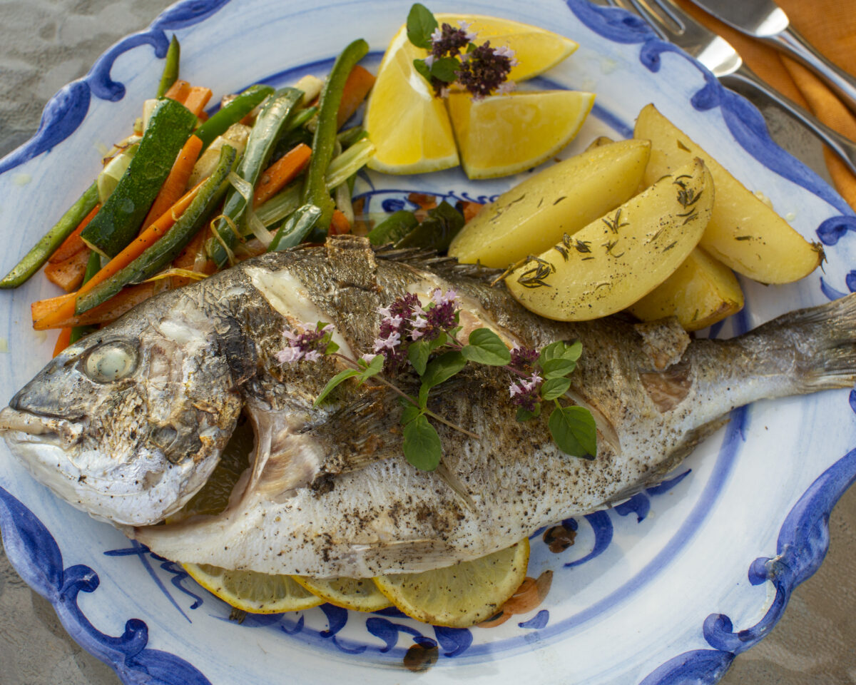 Grillet dorade med greske poteter og stekte grønnsaker