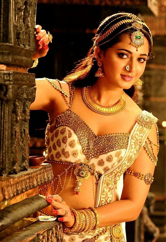 Anushka Shetty queen getup