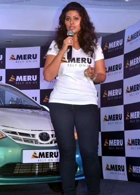 Actress Sneha hot in tshirt