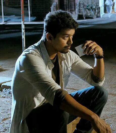 Vijay from a scene in Thuppaakki