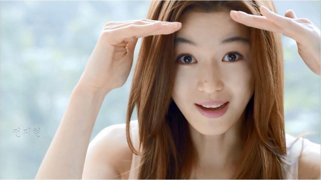 Jeon Ji Hyun smiling