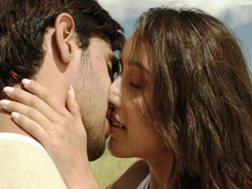 Shraddha Kapoor kissing