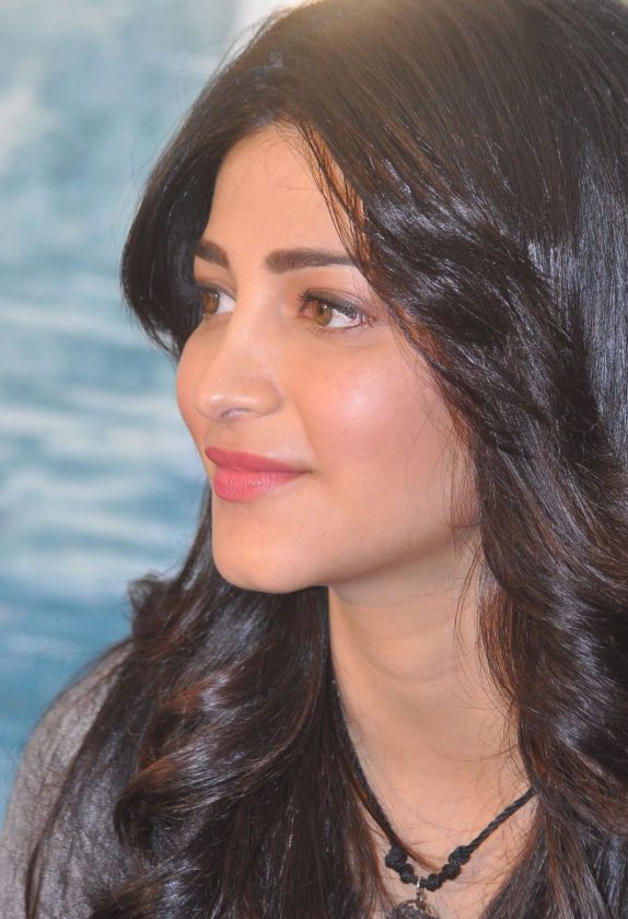 Actress Shruti Haasan close up photo