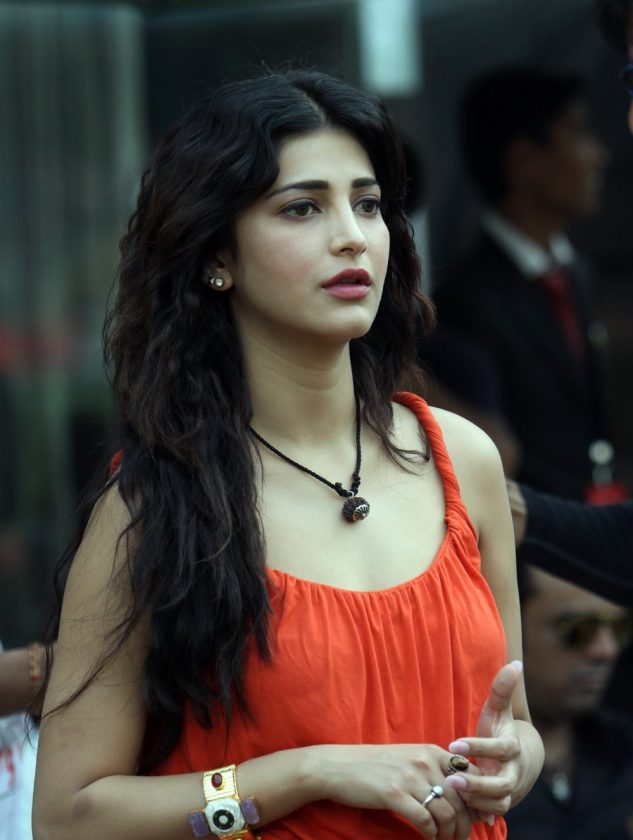 Shruti Haasan real life photo