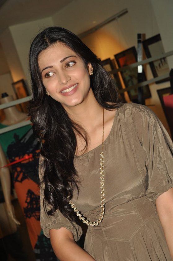 Shruti Haasan smiling photo Tamil Actress