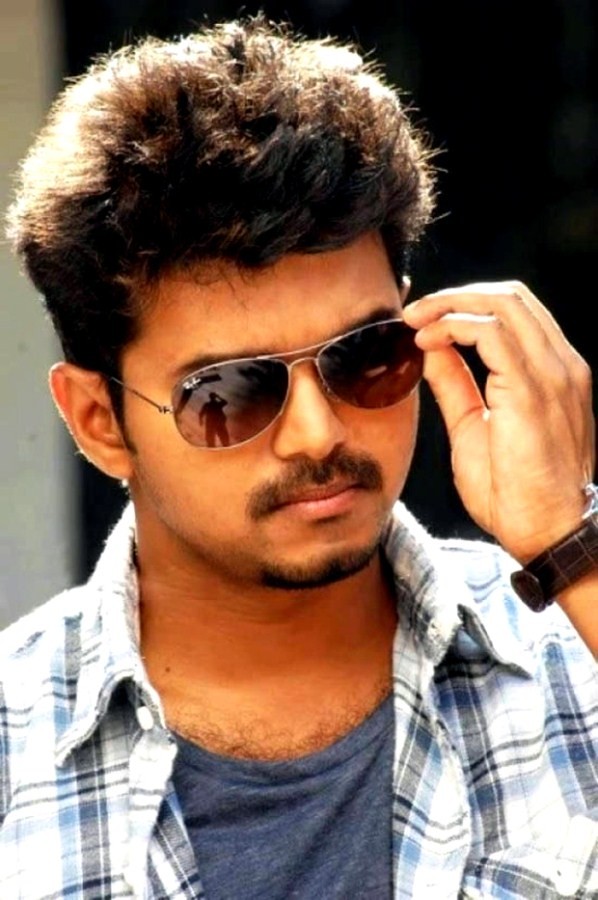 Vijay in Thuppaakki