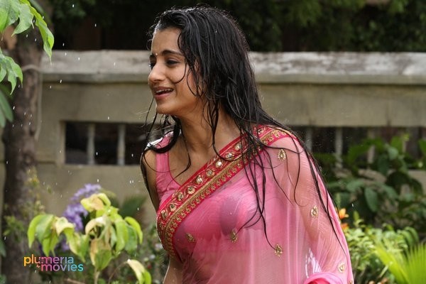 Trisha Hot in Saree in Aranmanai