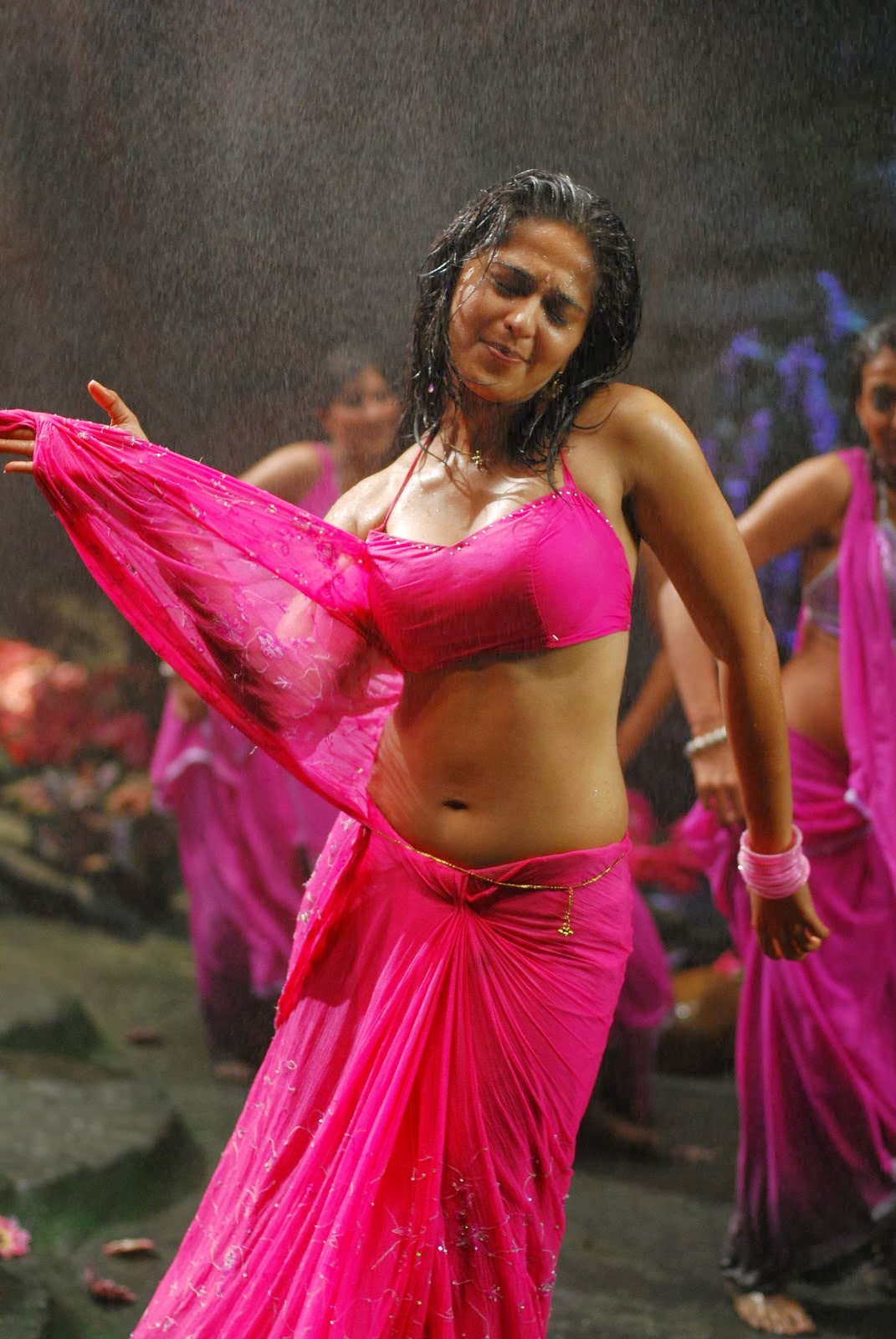 Anushka Shetty Hot in Saree