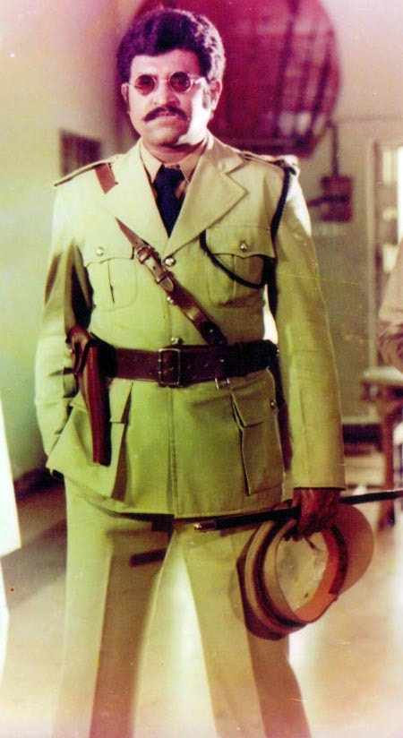 Rajinikanth in Police costume, Moondru Mugam 