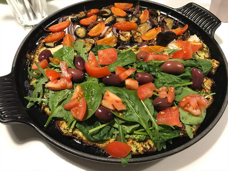 Squashzi bund med rucolapesto, oliven, tomat og spinatblade