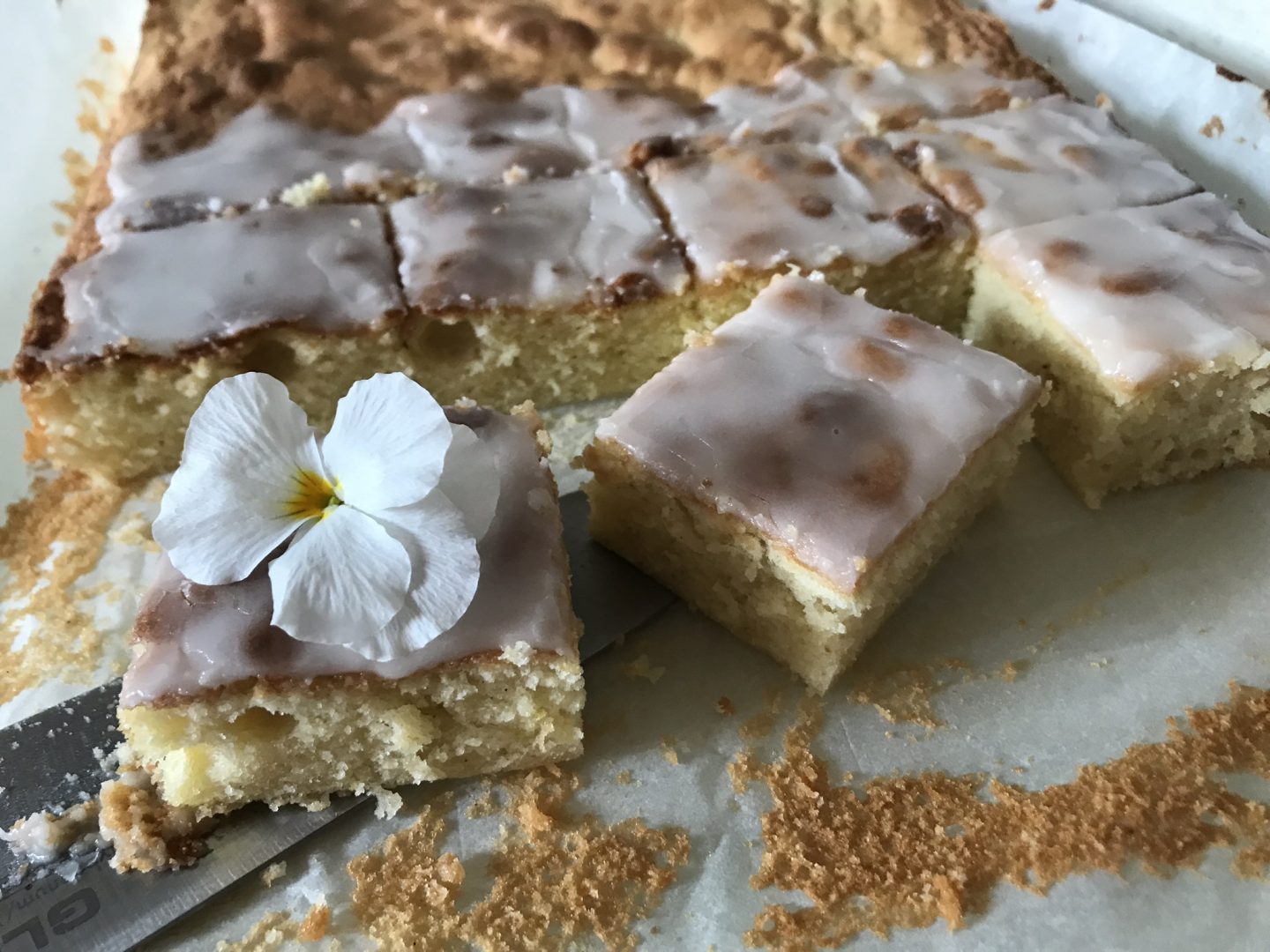 klassisk sandkage med citronglasur og violer