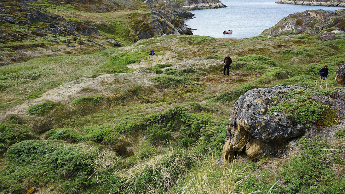 På bopladsen Arajutsisut, i øhavet syd for Sisimiut, ses tydelige ruiner af meget store fælleshuse fra 16-1700-tallet. Herfra fangede inuit om vinteren og foråret sæler og grønlandshvaler, og herfra drog man om sommeren ind i indlandet for at jage rensdyr i stor stil. Skindene tog man med sig tilbage til kysten, hvorefter man rejste til de store handelspladser, hvor inuit fra hele Grønland mødtes med hinanden og de europæiske hvalfangere og handelsfolk (foto: Jens Fog Jensen).