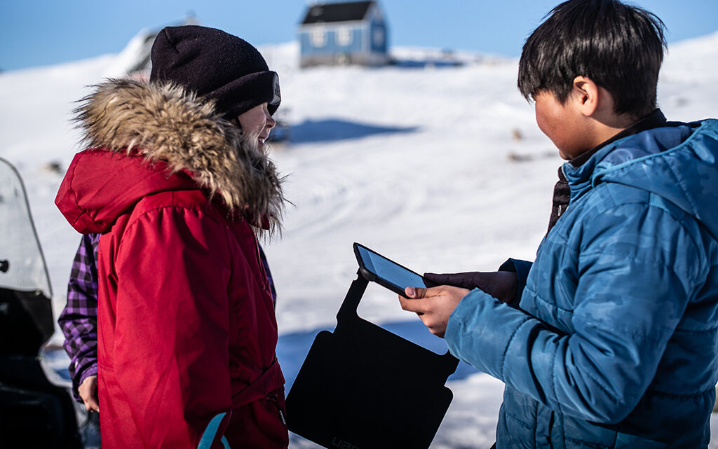 Dataindsamling i nord. Eleverne anvender temperatursensorer til et mindre projekt om albedo og temperatur i naturfagsundervisningen. iPad'en blev anvendt som datalogger (foto: Lars Demant-Poort).