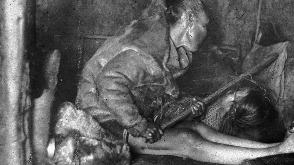 Angakkoq Diimiarditsaq (Maren) som foretager qilaneq på et barn, der er ramt af sygdom (foto: W. Thalbitzer, 1905-06, Ammassalik).
