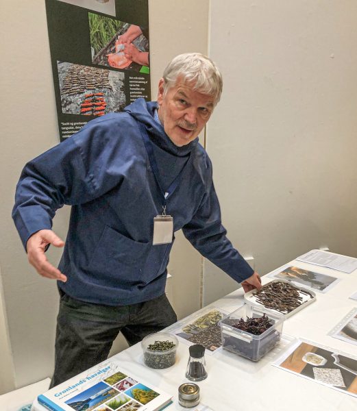 Gert Mulvad fortæller om den grønlandske natur, og hvad naturen kan give. NunaMed 2022-konferencen (foto: Uffe Wilken).