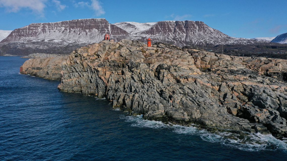 Undervandslydstationen på Qaqqaliaq i Qeqertarsuaq er den perfekte sted til at se og høre hvalerne i Disko Bugten. Hydrofonen i havet er bundet til fyrtårnet på klipperne hvorfra lyden bliver streamet. Foto: C. Egevang"