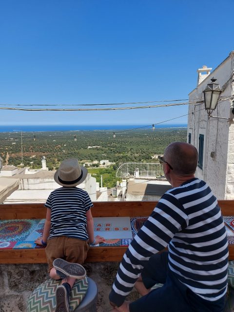 reizen-met-kleine-kinderen-Puglia-Ostuni-zee