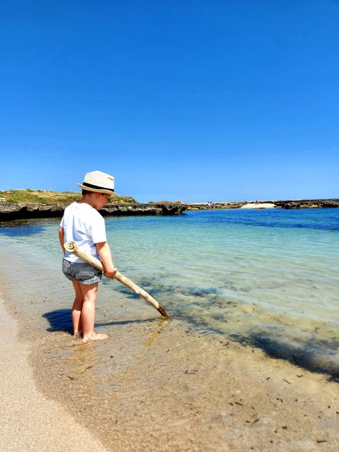 reizen-met-kleine-kinderen-Puglia-zee
