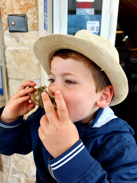 reizen-met-kleine-kinderen-Puglia-oesters-eten-Polignano-a-mare